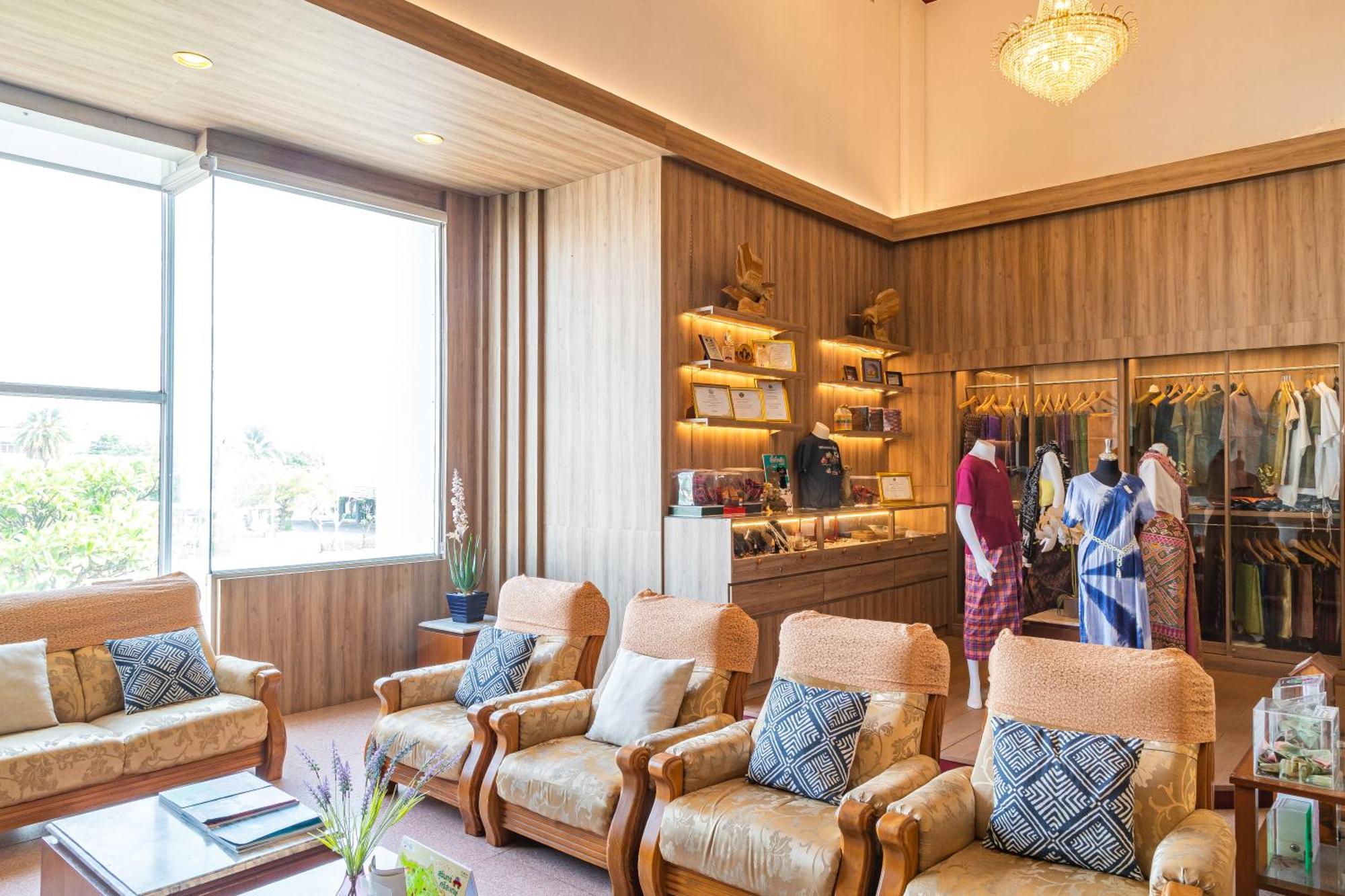 Thong Tarin Hotel Surin Exterior photo