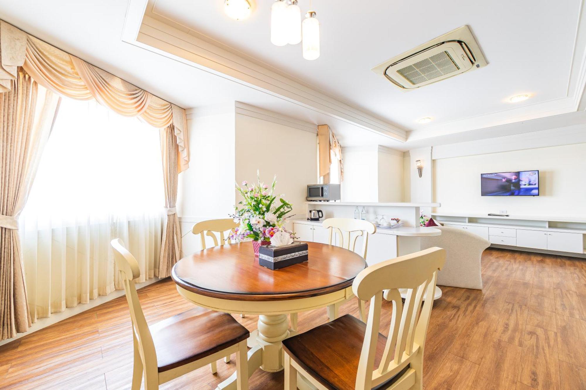 Thong Tarin Hotel Surin Exterior photo