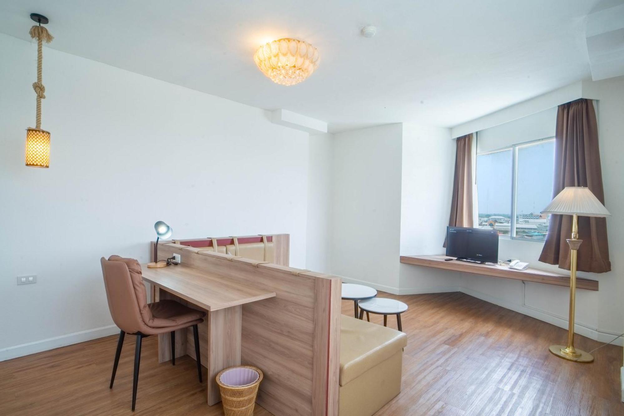 Thong Tarin Hotel Surin Exterior photo